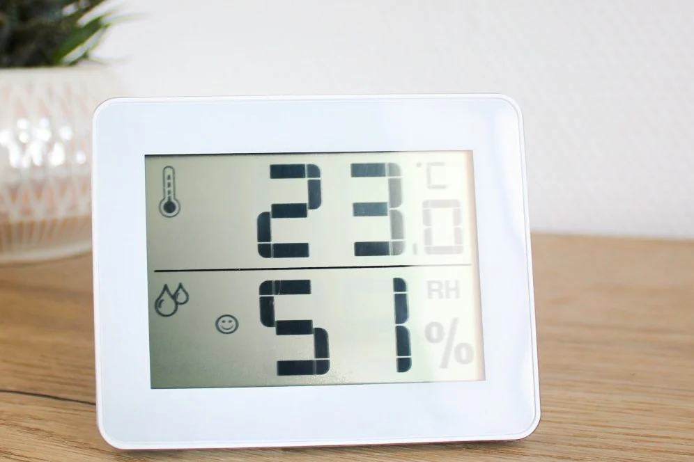 Digitales Thermometer auf einem Tisch